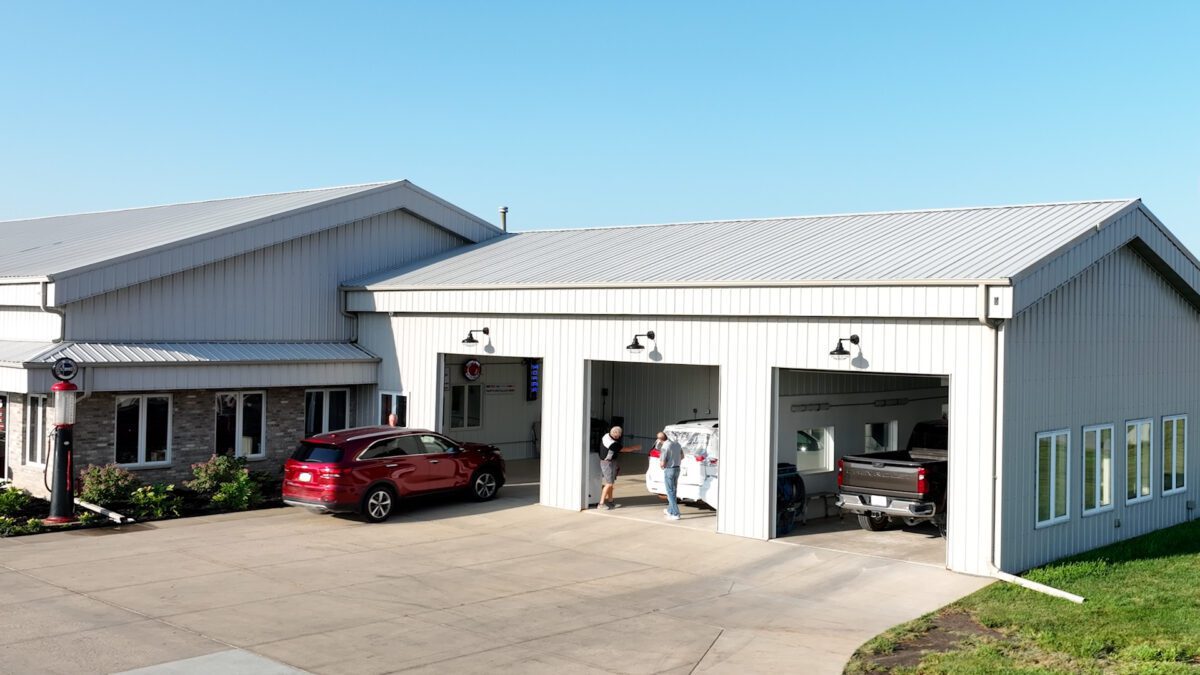 Exterior of Waln Collision & Repair in Fairfax, Iowa